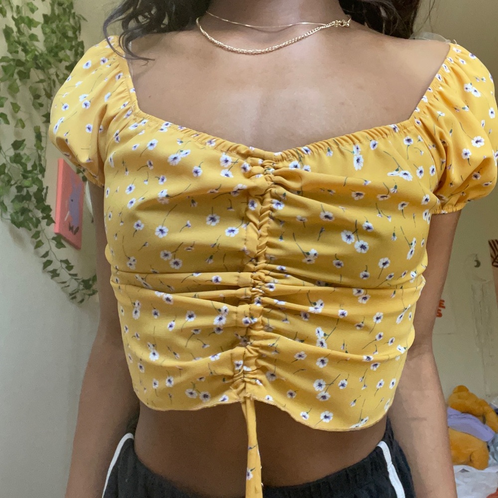 Tilly’s yellow floral adjustable crop top - Picture 3 of 3